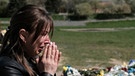 Eine Frau trauert auf dem Friedhof in Lemberg um einen Toten | Bild: picture alliance / ASSOCIATED PRESS | Hiroto Sekiguchi