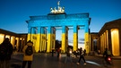 dpatopbilder - 23.02.2022, Berlin: Das Brandenburger Tor wird in den Farben der Ukrainischen Flagge angestrahlt. Foto: Christophe Gateau/dpa +++ dpa-Bildfunk +++ | Bild: dpa-Bildfunk/Christophe Gateau