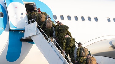 Kanadische Soldaten besteigen in Quebec City ein Flugzeug für den Einsatz in Lettland. Dies ist Teil der Entscheidung Kanadas und der NATO, ihre Präsenz in Mittel- und Osteuropa zu verstärken. | Bild: Jacques Boissinot/The Canadian Press via AP/dpa