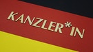 Deutschlandfahne mit Aufschrift Kanzler*in | Bild: picture alliance / ZB | Z6944 Sascha Steinach     