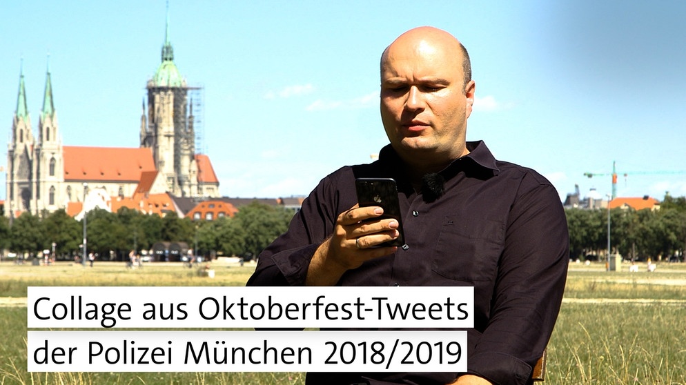 Sprecher Clemens Nicol sitzt mit Handy in der Hand auf einem Stuhl auf der Theresienwiese und liest etwas vor | Bild: BR