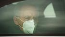 Wolfgang Schäuble (CDU), Bundestagspräsident, kommt mit FFP2-Maske zur CDU-Präsidiumssitzung in einer Limousine vor der Parteizentrale an. | Bild: Michael Kappeler/dpa