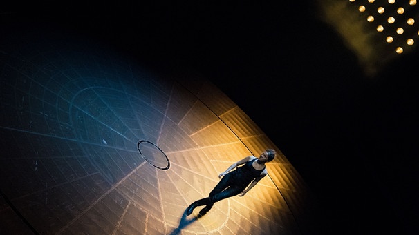 Franziska Hackl (Marie) im Scheinwerferlicht allein auf der Bühne | Bild: Sandra Then
