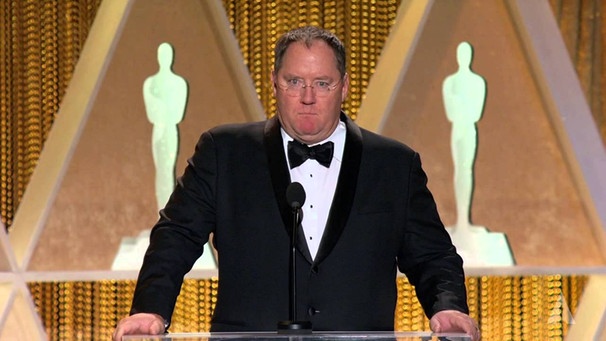 John Lasseter honors Hayao Miyazaki at the 2014 Governors Awards | Bild: Oscars (via YouTube)
