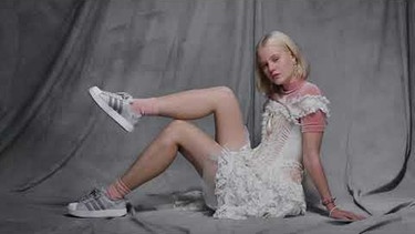 Model and photographer Arvida Byström stars in Adidas advert | Bild: Kween (via YouTube)