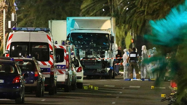 French police forces and forensic officers stand next to a truck that ran into a crowd celebrating the Bastille Day national holiday on the Promenade des Anglais killing at least 60 people in Nice | Bild: Reuters (RNSP)