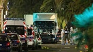 French police forces and forensic officers stand next to a truck that ran into a crowd celebrating the Bastille Day national holiday on the Promenade des Anglais killing at least 60 people in Nice | Bild: Reuters (RNSP)