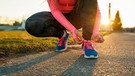 Frau bindet sich die Fitnessschuhe | Bild: colourbox.com
