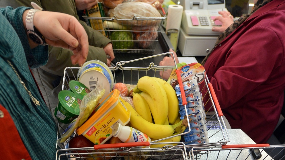 Ein Einkaufskorb gefüllt mit Lebensmitteln | Bild: picture-alliance/dpa