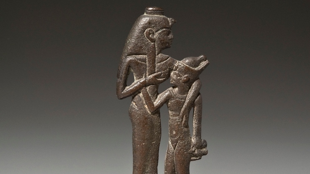 Isis stillt ihren Sohn Horus | Bild: Staatliches Museum Ägyptischer Kunst