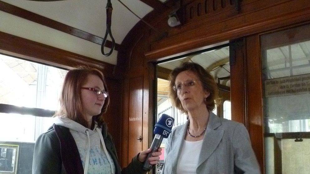Interview mit Sylvia Hladky in der Tram, Chefin Verkehrsmuseum | Bild: BR/Bildungsprojekte