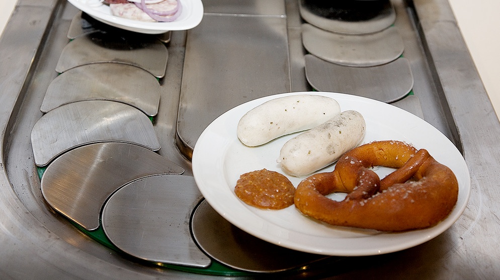 Zwei Weißwürste mit Brez'n und Senf werden auf einem Teller serviert | Bild: Stadtmuseum München