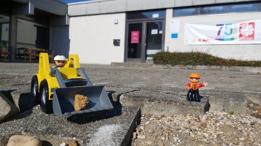 Playmobilfiguren auf einem Parkplatz | Bild: Andrea Uncu/Andrea Uncu