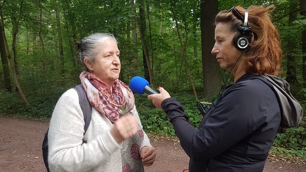 Hörpfad-Teilnehmerin beim Interview mit der Kräuterfrau | Bild: rbb / Heike Neuhaus