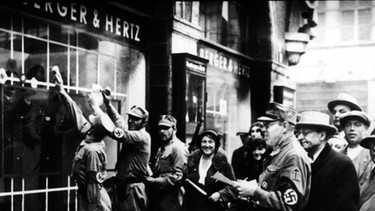 "Judenboykott" am 1. April 1933 - das Geschäft Bamberger und Hertz, Kaufingerstraße 22.  | Bild: Stadtarchiv München, Fotosammlung