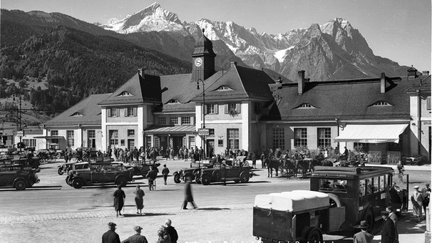 Der Bahnhof Garmisch-Partenkirchen im Jahr 1936/1937. | Bild: Bayerische Staatsbibliothek München / Bildarchiv.