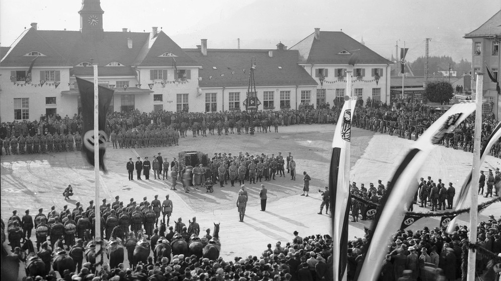Der Bahnhof Garmisch-Partenkirchen zur Zeit des Nationalsozialismus mit Hakenkreuz-Flaggen. | Bild: Bayerische Staatsbibliothek München / Bildarchiv