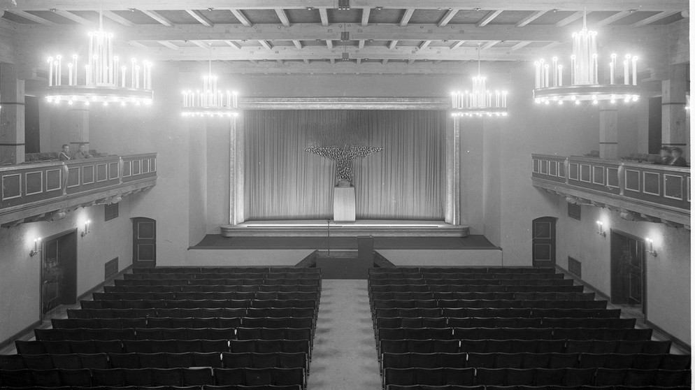 Die Innenansicht des ehemaligen Festsaals in Garmisch-Partenkirchen. | Bild: Bayerische Staatsbibliothek München / Bildarchiv