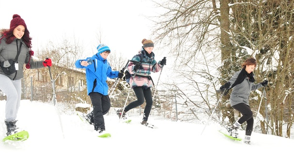 TurnOn - Schüler mit Schneeschuhen beim TurnOn-Basis-Workshop in Bad Tölz | Bild: BR / Bildungsprojekte
