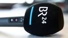 Ein Mikrofon mit dem Logo von BR24. | Bild: BR/Leon Baatz