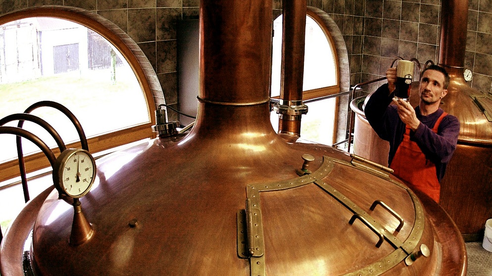 Braumeister überprüft am Sudkessel die Qualität des Bieres | Bild: picture-alliance/dpa