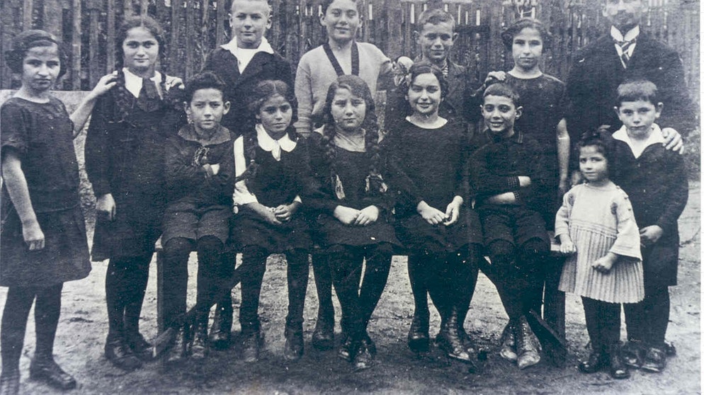 Lehrer Moses Sonn mit Schülern der jüdischen Schule Buttenwiesen, ca. 1925 | Bild: Sammlung Franz Xaver Neuner, Buttenwiesen