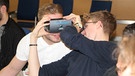 Schüler testen virtual Reality bei CamOn | Bild: BR
