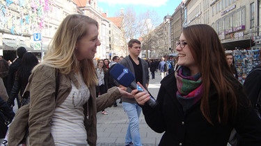 Zwei Schülerinnen des Donau-Gymnasiums in der Münchner Innenstadt mit Mikrofon bei einer Umfrage | Bild: BR/Bildungsprojekte