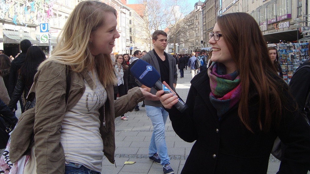 Zwei Schülerinnen des Donau-Gymnasiums in der Münchner Innenstadt mit Mikrofon bei einer Umfrage | Bild: BR/Bildungsprojekte