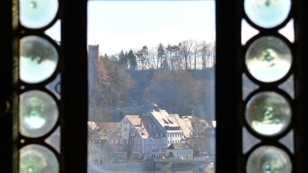 Fensteransicht mit Blick aus dem Muttertum  | Bild: Herkomerstiftung Landsberg 