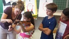 Wie spielt man eine Geige? Das ist für die Schülerinnen und Schüler der Grundschule an der Gertrud-Grunow-Straße in München gar nicht so einfach | Bild: BR