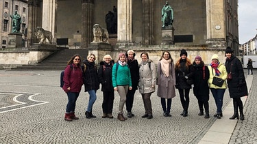 Gruppenbild der Workshop-Teilnehmerinnen vor der Feldherrnhalle in München. | Bild: BR