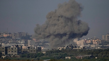 18.10.2023, Israel, ---: Rauch steigt nach einem israelischen Luftangriff im Gazastreifen auf, vom Süden Israels aus gesehen. Nach der Explosion in einem Krankenhaus in Gaza wächst die Sorge vor einer Eskalation des Konflikts. Israel legt nun Aufnahmen vor, die beweisen sollen, dass militante Palästinenser Schuld haben. Foto: Ariel Schalit/AP/dpa +++ dpa-Bildfunk +++ | Bild: dpa-Bildfunk/Ariel Schalit