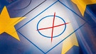 Symbolbild Europawahl: Nahaufnahme eines Wahlkreuzes vor dem Wappen der Europäischen Union | Bild: picture alliance / CHROMORANGE | Udo Herrmann