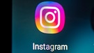 Auf dem Bildschirm eines Smartphones sieht man das Logo der App Instagram. | Bild: dpa-Bildfunk/Fabian Sommer