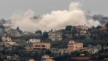 09.12.2023, Libanon, Aita al-Shaab: Rauch steigt auf nach einem israelischen Artilleriebeschuss auf ein Grenzdorf zu Israel. | Bild: dpa-Bildfunk/Hassan Ammar
