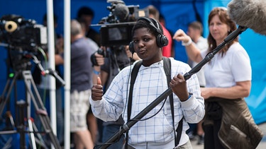 Ein Junge mit Kameraequipment beim Medientag 2017 auf dem BR-Gelände. | Bild: BR/Julian Schultz