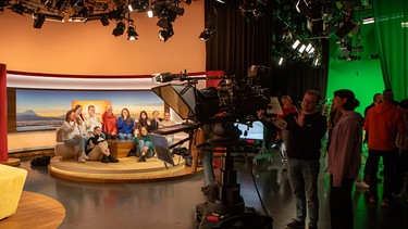 ARD Jugendmedientag 2023 vor Ort in den BR-Studios in Freimann: hinter den Kulissen bei der Abendschau. | Bild: BR | Raphael Kast