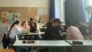 ARD Jugendmedientag 2023 vor Ort in bayerischen Schulen: beim Texte schreiben. | Bild: BR | Meike Föckersperger