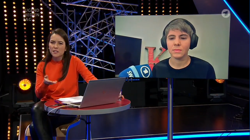 ARD-Jugendmedientag 2020: Webtalk "Faktencheck" - mit Kristine Becker und Moderatorin Aline Abboud. | Bild: BR | Johanna Schlueter 