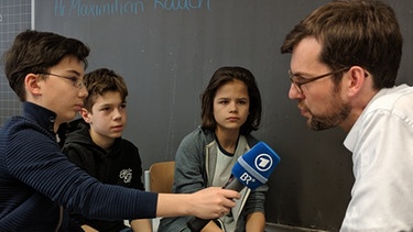 SchülerInnen des St-Anna-Gymnasiums interviewen Maximilian Rauch. | Bild: BR