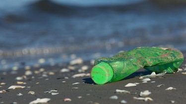 Plastikmüll im Meer. | Bild: picture alliance / Zoonar | DesignIt