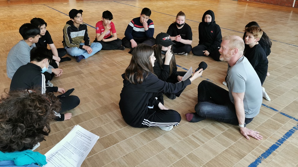 Die Klasse 6a der Mittelschule an der Walliserstraße in Fürstenried West im Interview mit Tänzer Alan Brooks. | Bild: BR | Isabelle Auerbach
