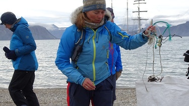 MünchenHören 2023: Polarforscherin Birgit Lutz sammelt in Spitzbergen Plastikmüll. | Bild: Birgit Lutz