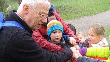 Einer für alle und alle für einen: Geologe Dr. Robert Schmidt-Thomé mit Kindern vom Haus für Kinder. | Bild: BR