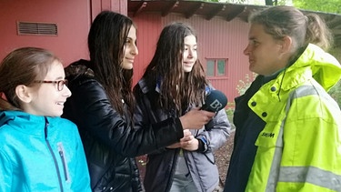 Schülerinnen der Joseph-von-Fraunhofer-Schule interviewen die Bademeisterin Marleen Freiberg im Maria-Einsiedel-Naturbad, München. | Bild: BR
