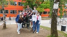MünchenHören 2021: Schülerinnen und Schüler vor einer Skulptur auf dem Schulhof des  Erasmus-Grasser-Gymnasium | Bild: BR | Judith Schönicke