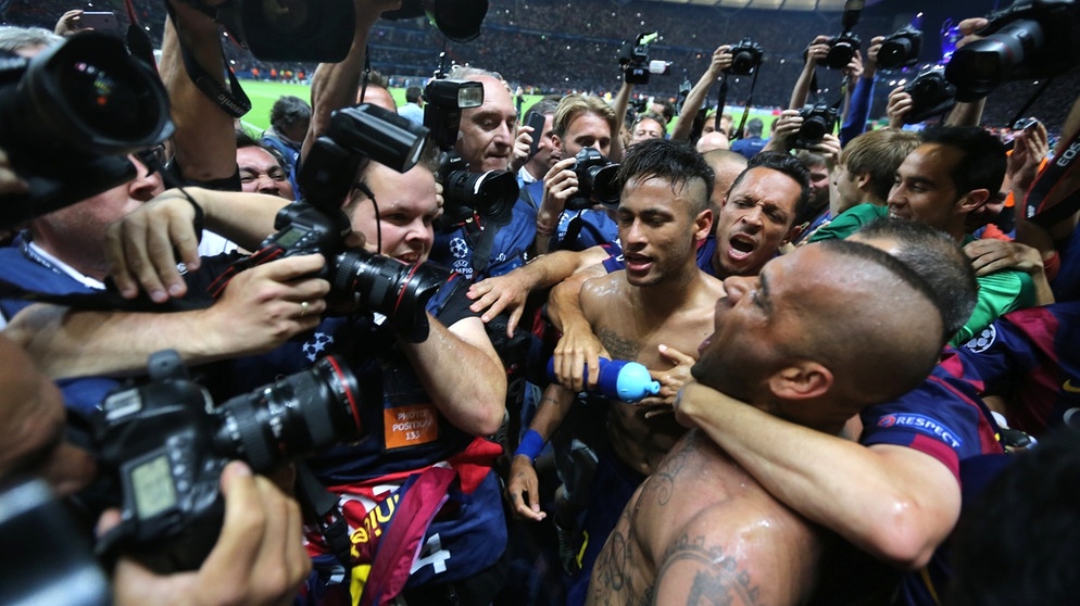 Neymar bei der UEFA Champions League 2015 umringt von Fotografen nach dem Finalspiel von Juventus FC gegen FC Barcelona im Berliner Olympiastadion. | Bild: picture-alliance/dpa