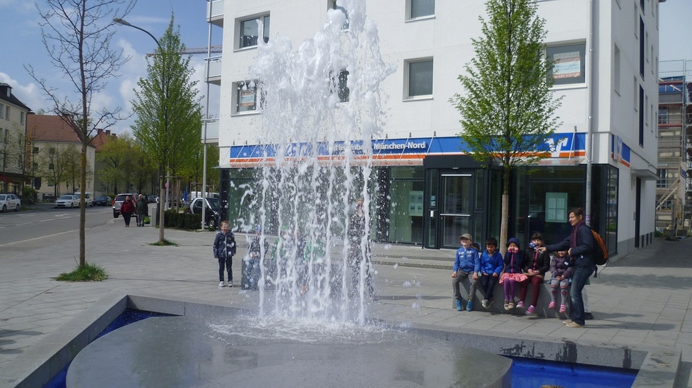 Ultramarinbrunnen - Schüler beim Projekt MünchenHören | Bild: Silke Wolfrum