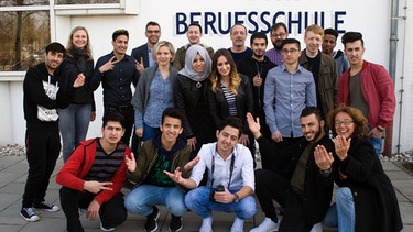Die Schülerinnen und Schüler der Europa-Berufsschule in Weiden | Bild: BR